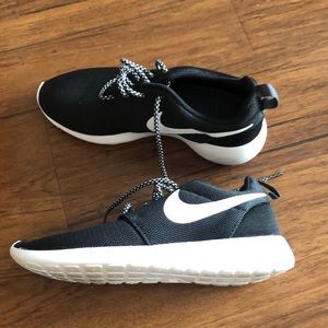 Black Nike Roches